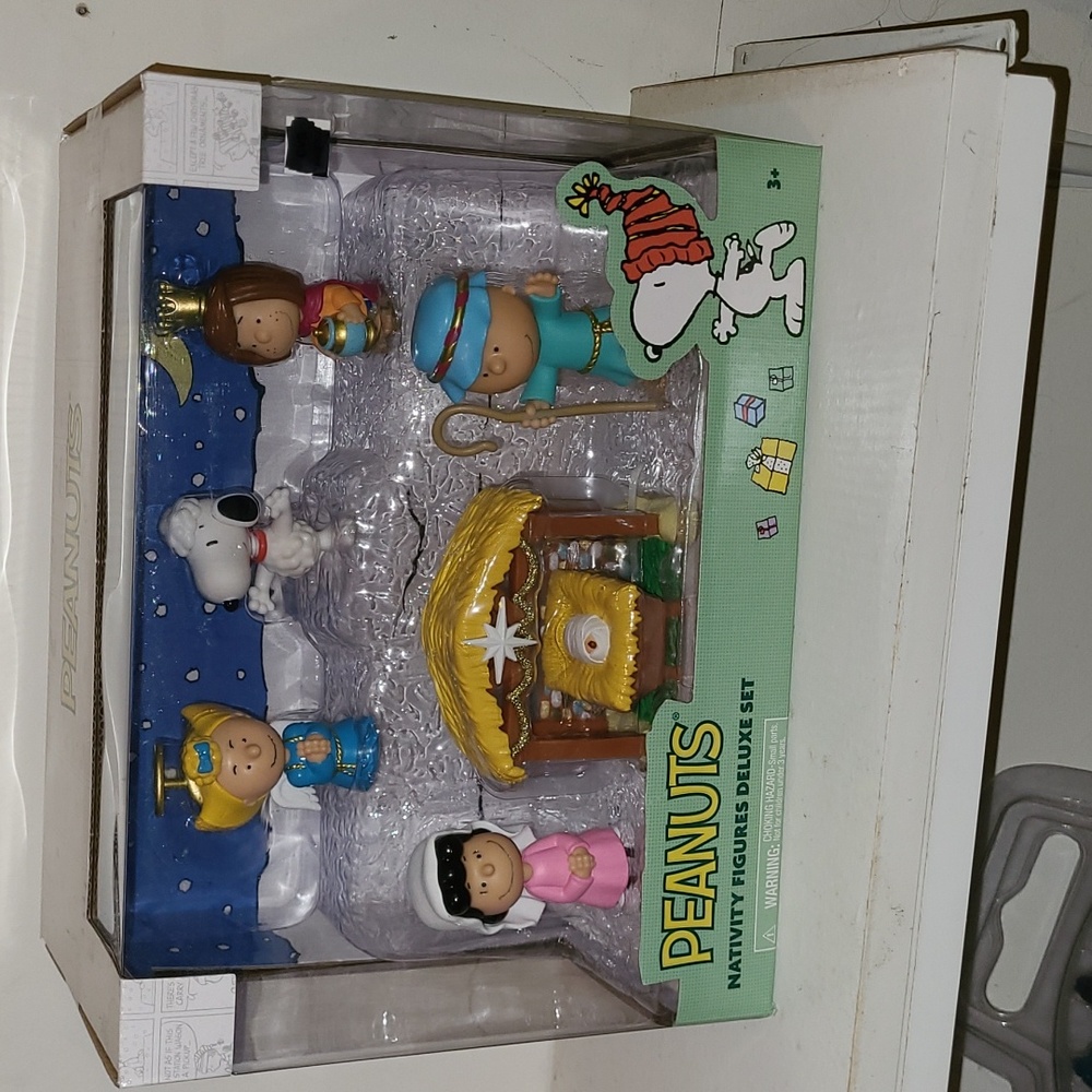 Peanuts Christmas Nativity Figurine Deluxe Set NIB
